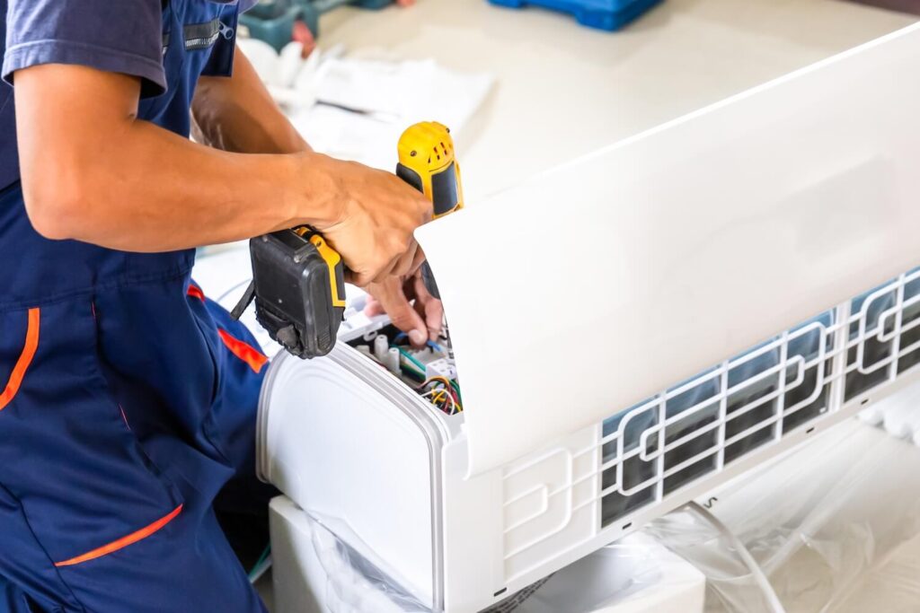 Air conditioning technicians image